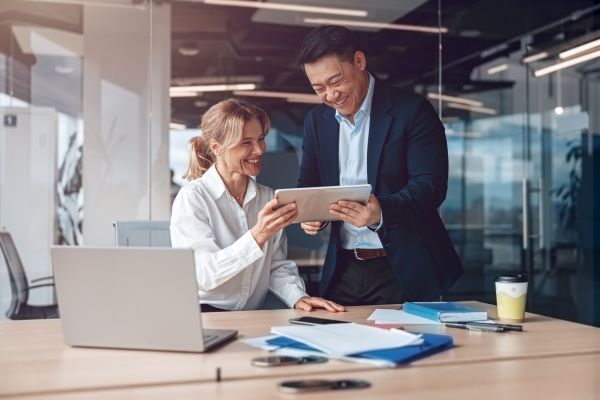 Kolleg:innen besprechen sich