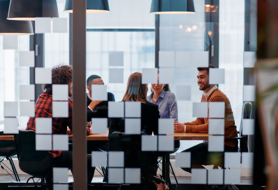 In einer positiven Fehlerkultur sprechen alle Personen eines Teams gemeinsam im Meeting
