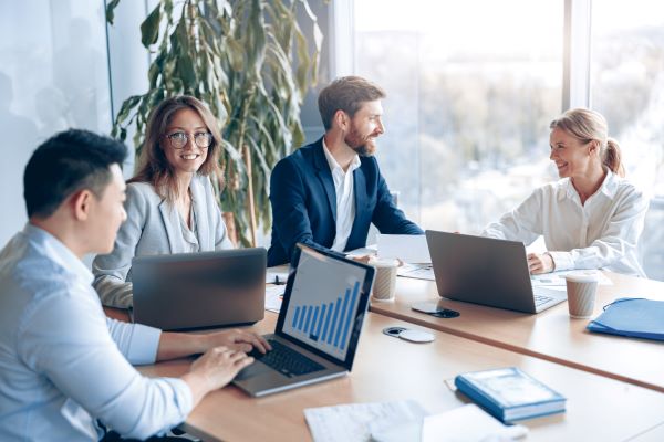 Meeting eines Teams im Büro zur Besprechung der Qualität