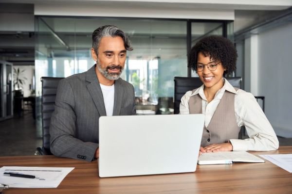 Zwei Kolleg:innen im Live-Online-Seminar für technologische Skills