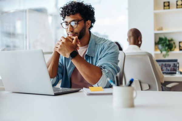 Dekoratives Bild: Mann mit Laptop in Büro