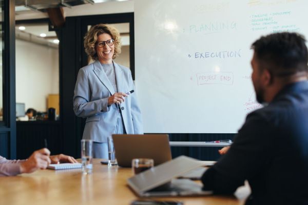 Dekoratives Bild: Frau vor Whiteboard