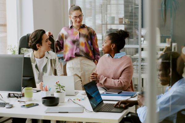 Dekoratives Bild: mehrere Personen in einem Büro