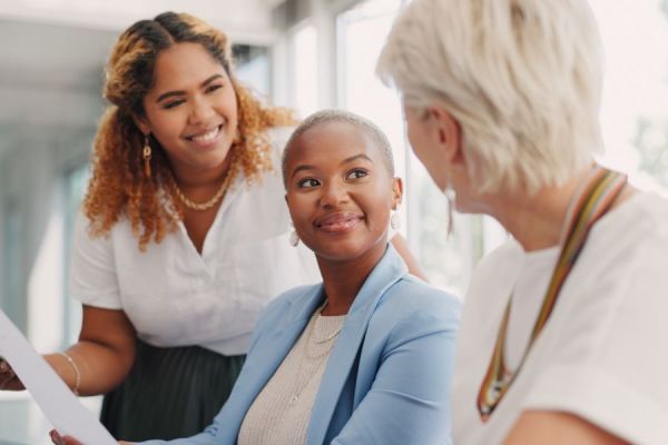 Dekoratives Bild: Frauen im Gespräch