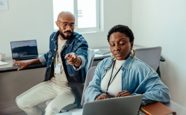 Dekoratives Bild: zwei Personen am Laptop