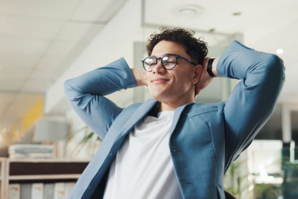 Dekoratives Bild: entspannter Mann im Büro