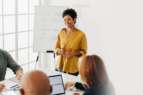 Dekoratives Bild: Frau vor Whiteboard