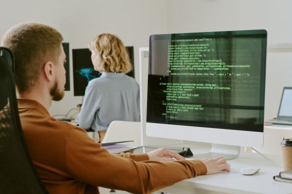 Dekoratives Bild: Coder am Bildschirm