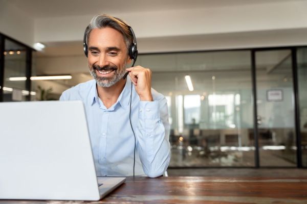Dekoratives Bild: Mann mit Headset