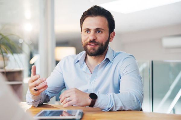 Dekoratives Bild: Mann lacht in Büro