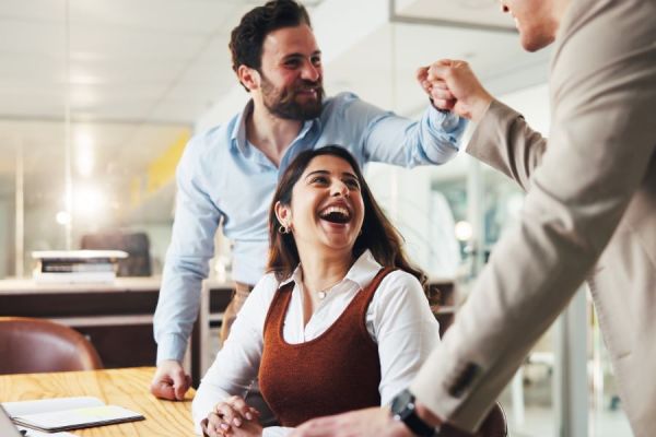Dekoratives Bild: fröhliches Team in Büro