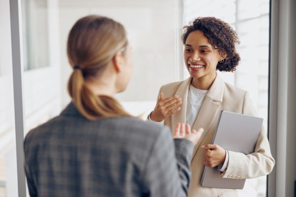 Dekoratives Bild: 2 Frauen in Business-Kleidung diskutieren