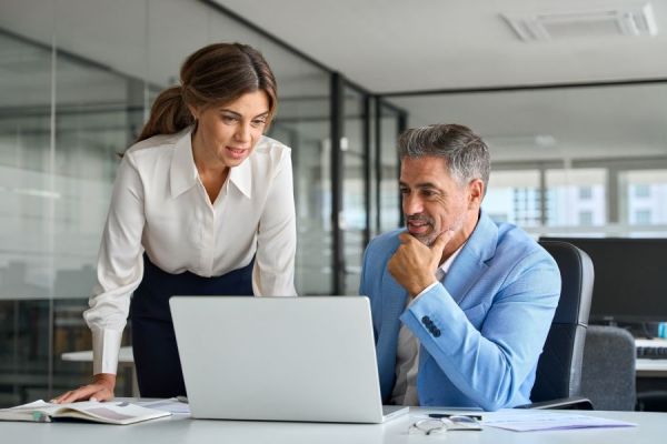 Dekoratives Bild: 2 Personen in einer Bürosituation