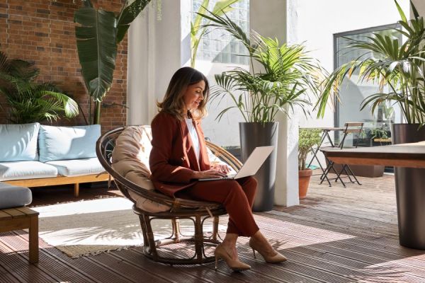 Dekoratives Bild: Frau am Laptop