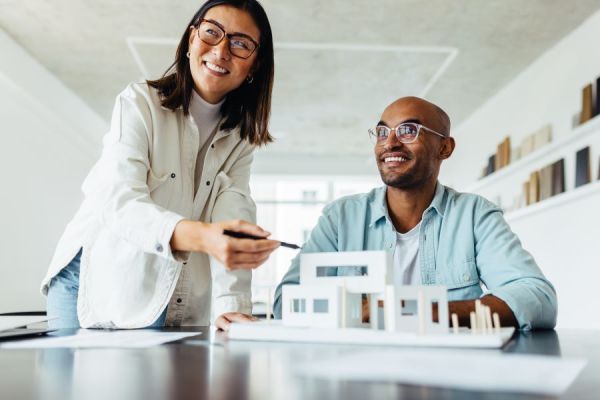 Dekoratives Bild: zwei Personen mit Architekturmodell