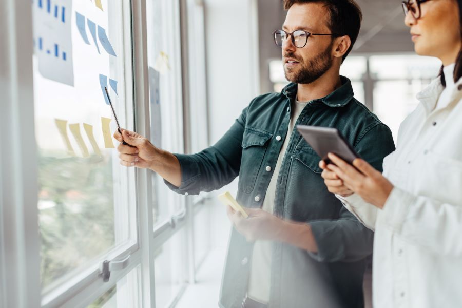 Dekoratives Bild: zwei Personen mit Post-Its
