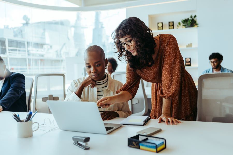 Dekoratives Bild: zwei Frauen mit Laptop
