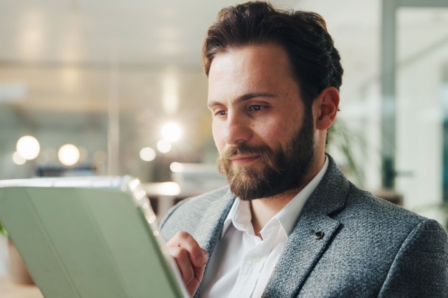 Dekoratives Bild: Mann mit Tablet