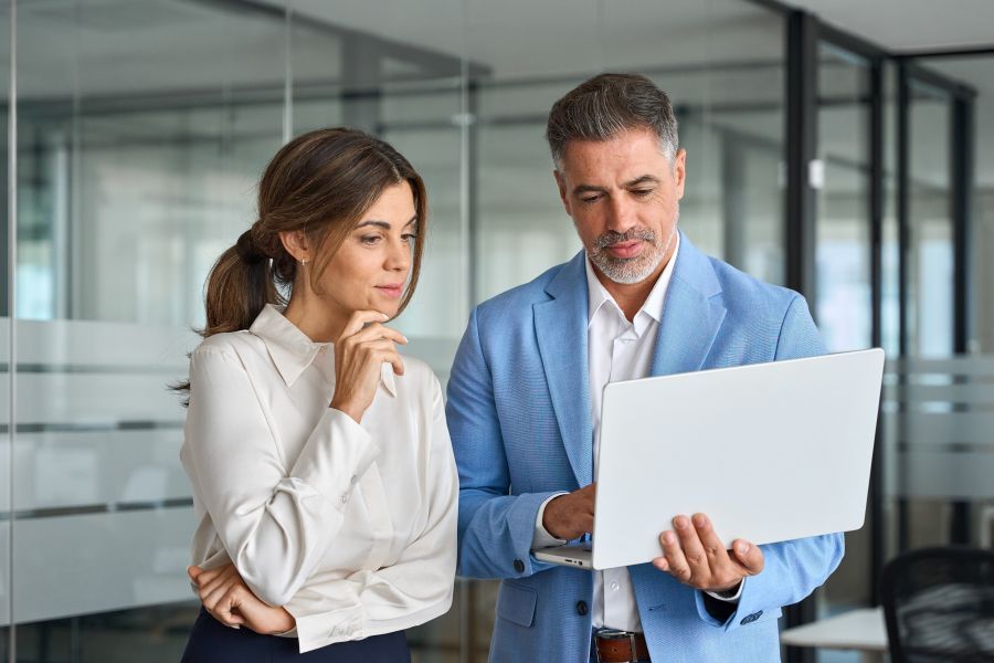 Dekoratives Bild: 2 Personen in einer Bürosituation