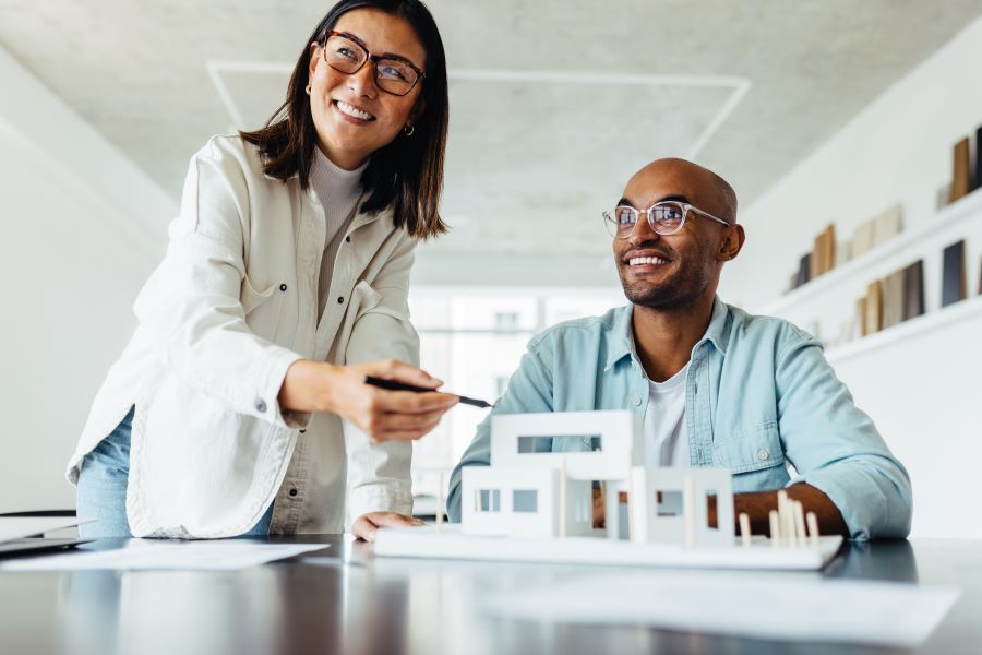 Dekoratives Bild: zwei Personen mit Architekturmodell