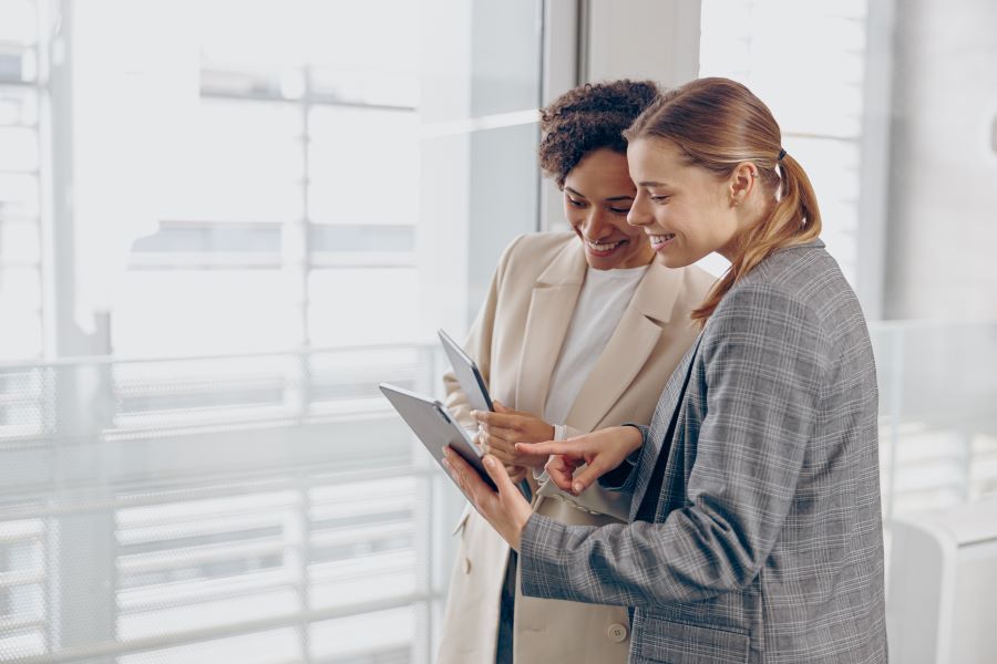 Dekoratives Bild: zwei Frauen mit Tablets