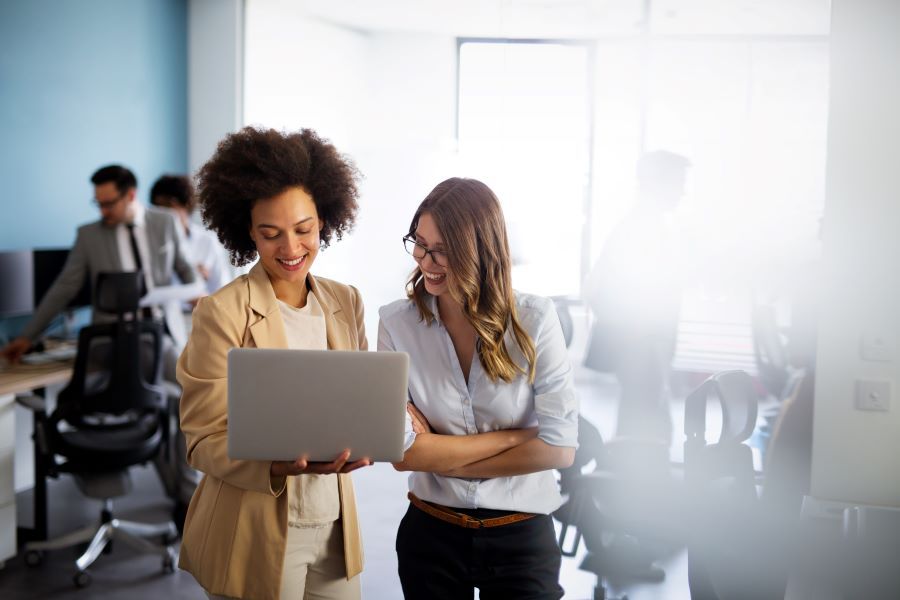 Dekoratives Bild: zwei Frauen mit Laptop