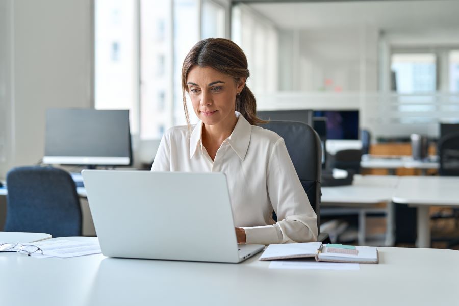 Dekoratives Bild: Frau an Laptop