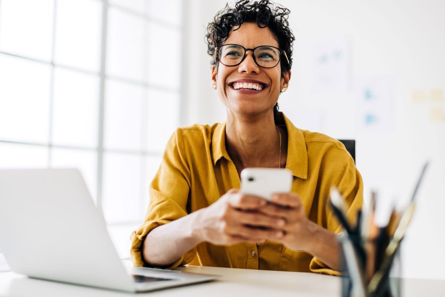 Dekoratives Bild: Frau mit Laptop und Handy