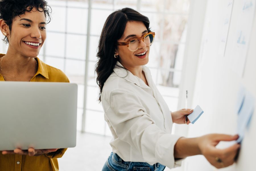 Dekoratives Bild: zwei Frauen im Projektmanagement