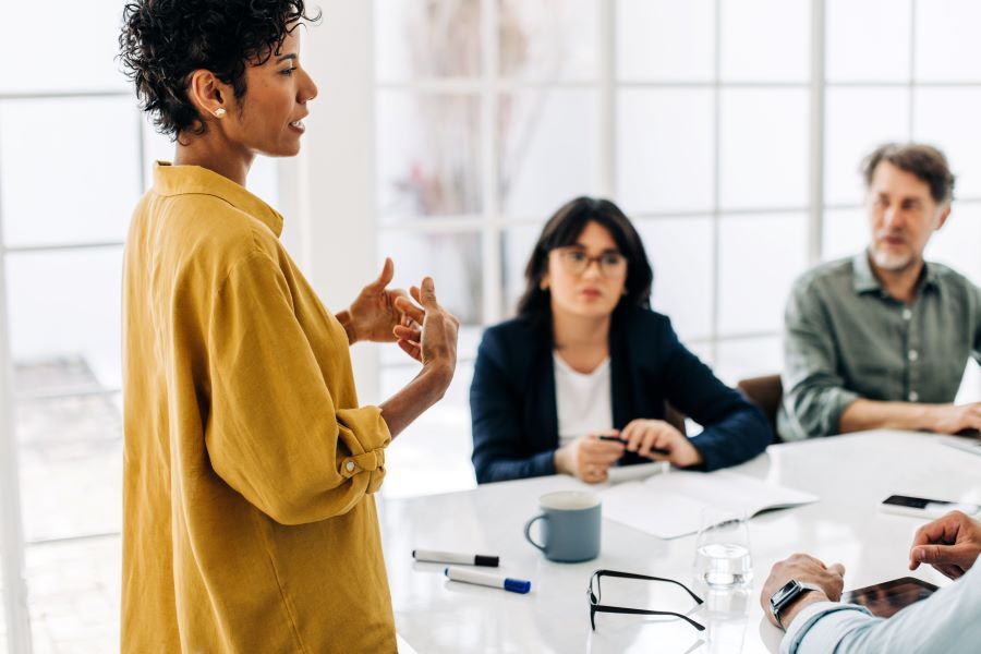 Dekoratives Bild: Frau in Meeting