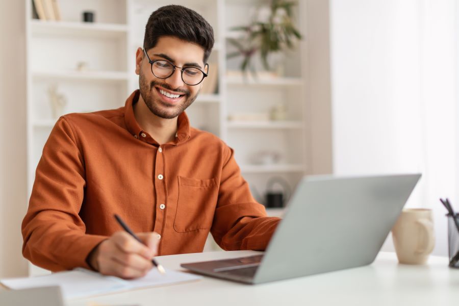 Dekoratives Bild: Mann mit Laptop