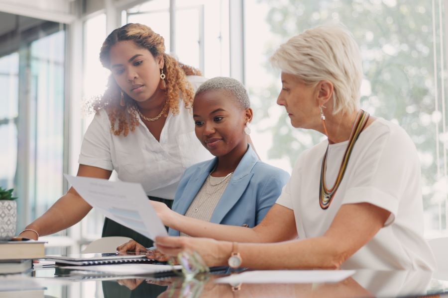 Dekoratives Bild: Frauen mit Statistiken