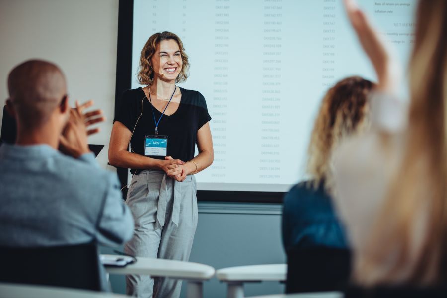 Dekoratives Bild: Frau hält Präsentation