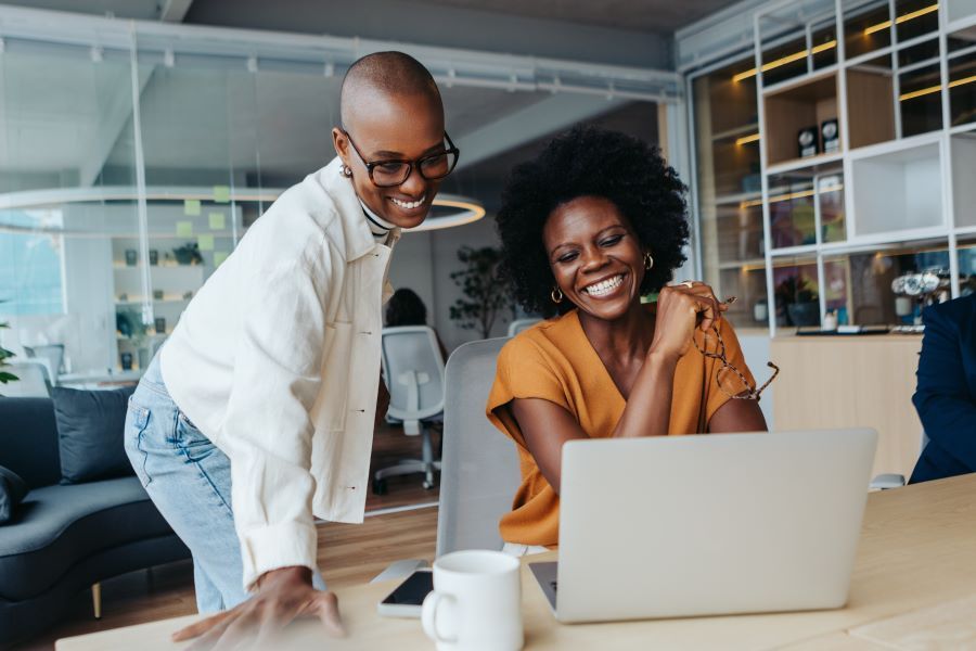 Dekoratives Bild: zwei Frauen mit Laptop