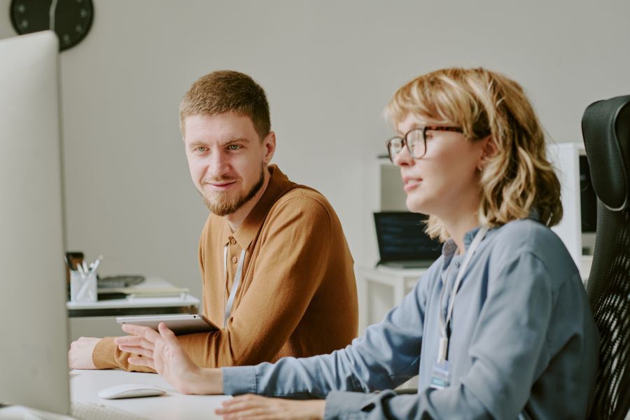 Dekoratives Bild: zwei Personen vor Bildschirm