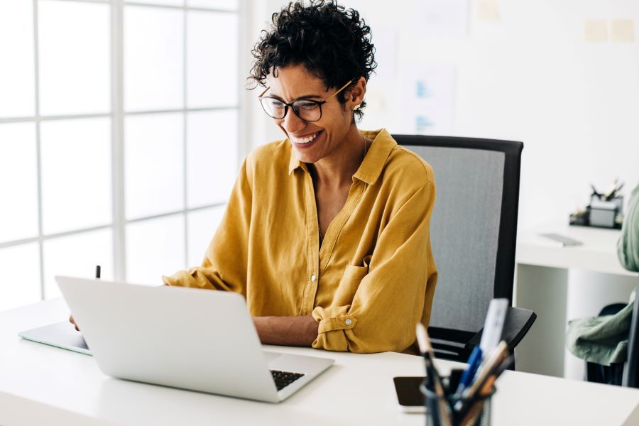Dekoratives Bild: Frau mit Laptop
