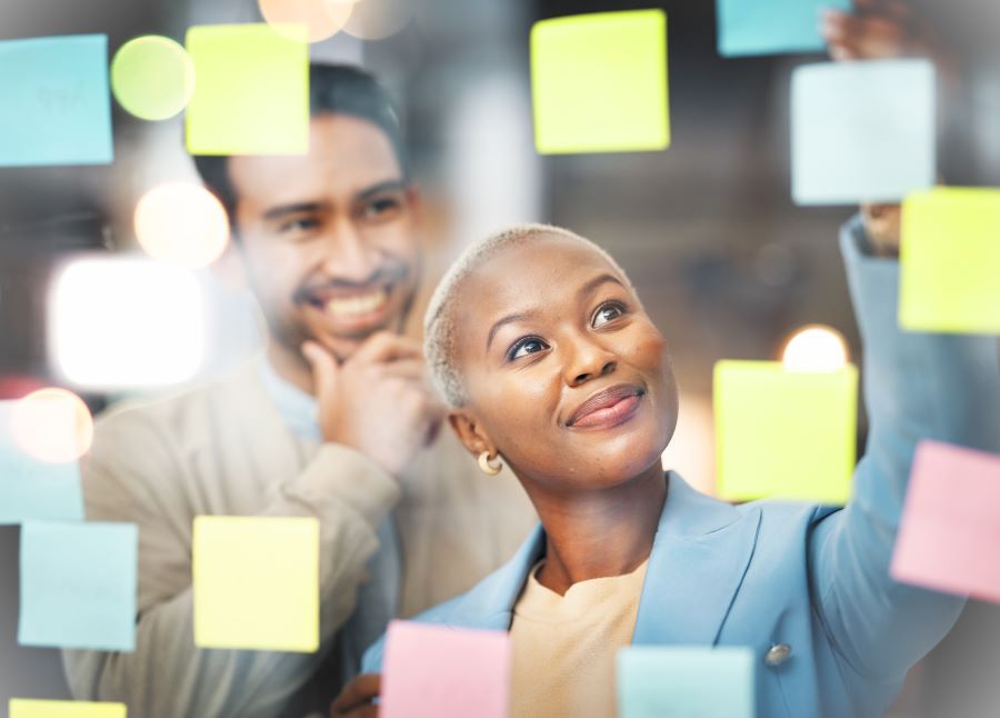Dekoratives Bild: Frau mit Post Its