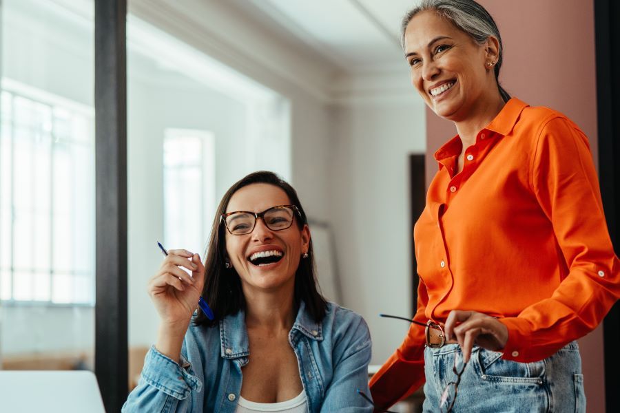 Dekoratives Bild: zwei Frauen lachend