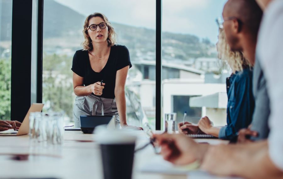 Dekoratives Bild: Frau in Meeting