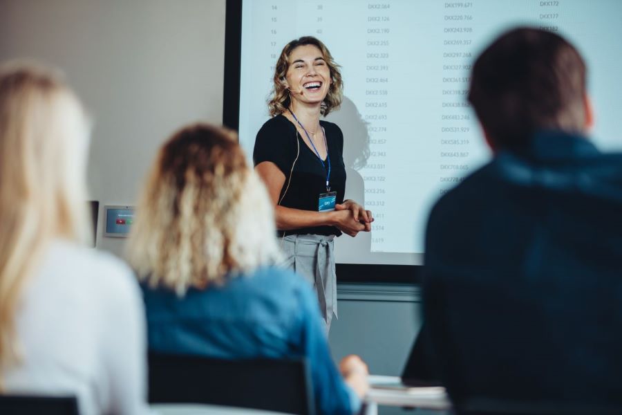 Dekoratives Bild: Frau hält Präsentation