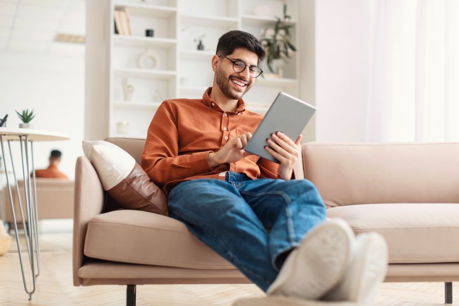 Dekoratives Bild: Mann zuhause mit Tablet