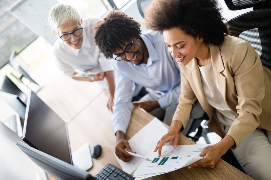 Dekoratives Bild: Team mit Statistiken am Computer
