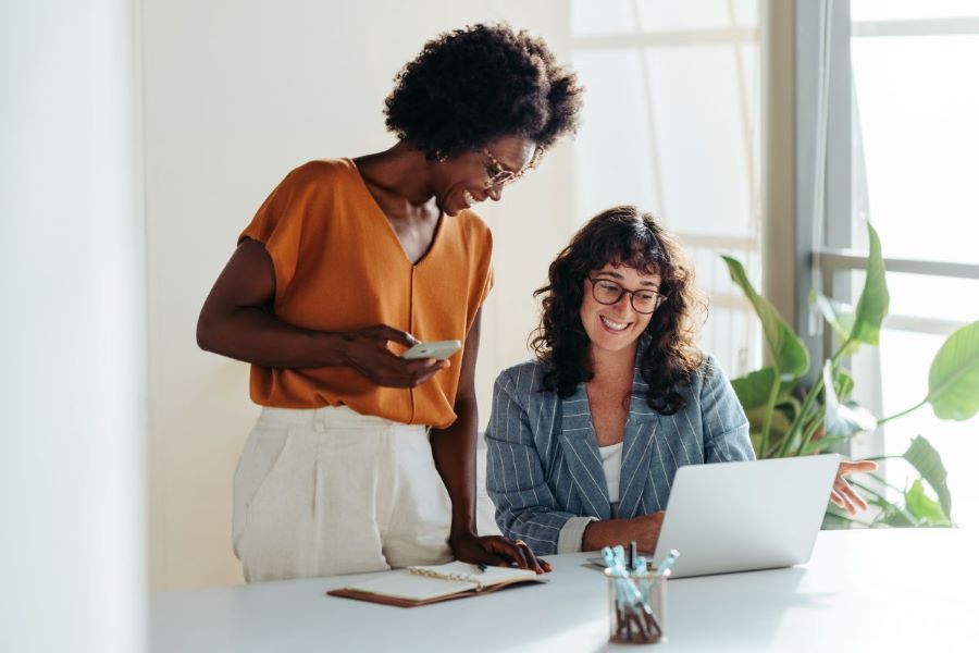 Dekoratives Bild: zwei Frauen mit Laptop
