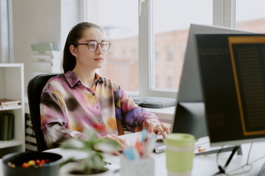 Dekoratives Bild: Frau mit Computer