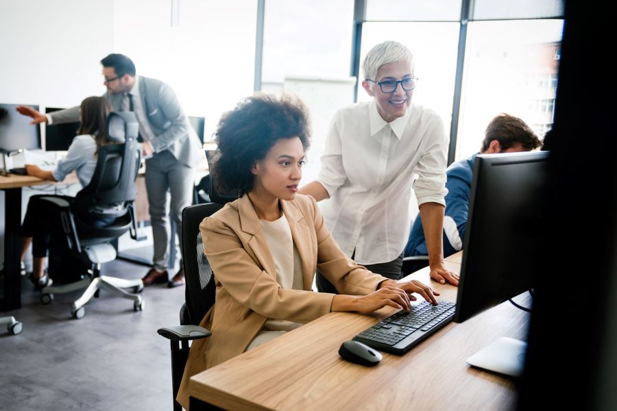 Dekoratives Bild: zwei Frauen mit Computer