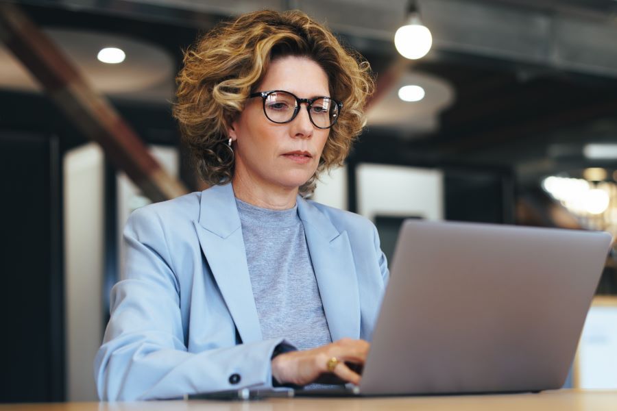 Dekoratives Bild: Frau am Laptop