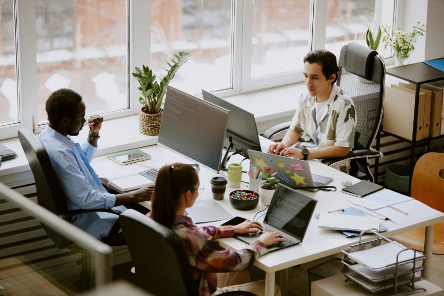 Dekoratives Bild: Personen mit Computern im Büro