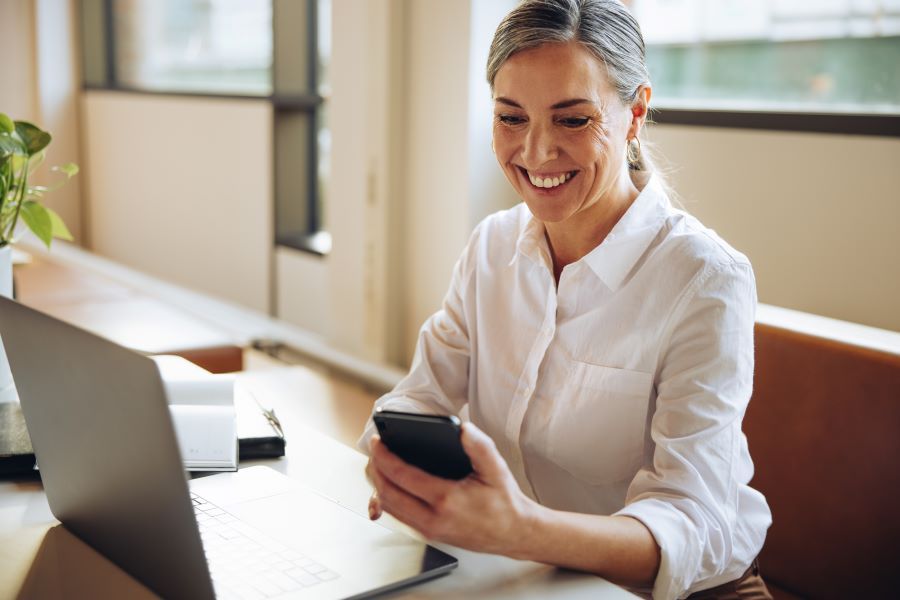 Dekoratives Bild: Frau mit Laptop und Handy