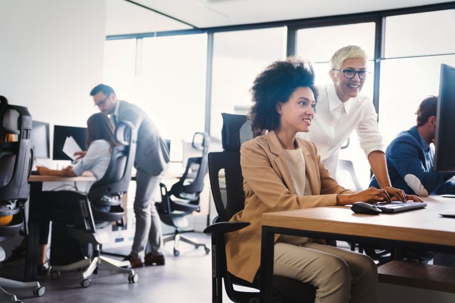 Dekoratives Bild: zwei Frauen an Computer