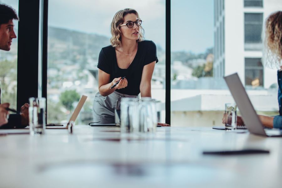 Dekoratives Bild: Frau in Meeting